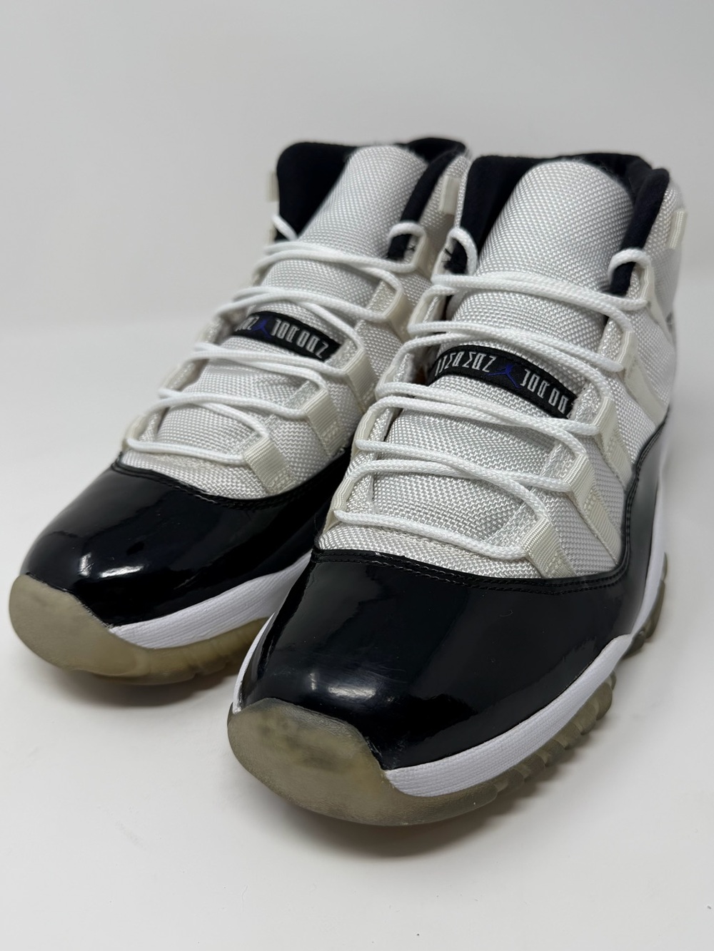 Men’s Jordan 11 White and Black High-Top Sneakers Sz.8.5